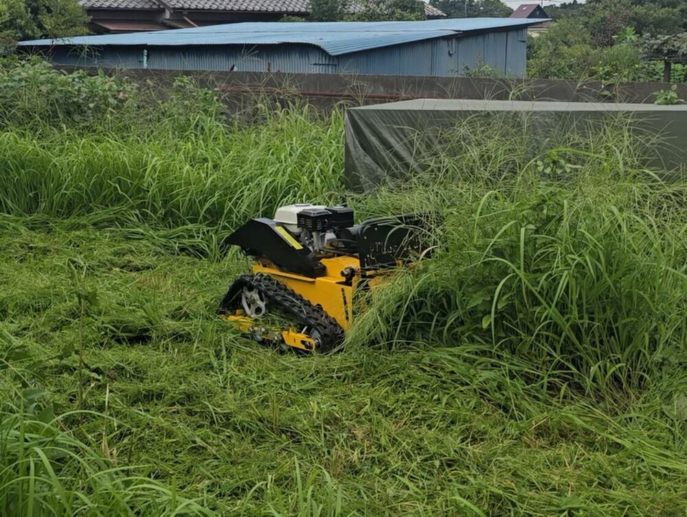 草を刈り進むラジコン草刈機